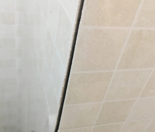 宁陵瓷砖空鼓维修公司分享阳台瓷砖脱落的修复过程可以分为以下几个步骤