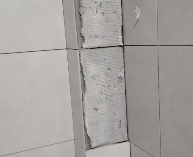 宁陵瓷砖空鼓维修公司分享下瓷砖施工前基层浇水润湿程度不足，可能导致以下问题